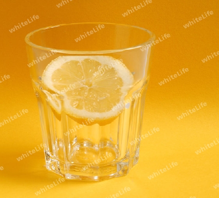 Glas mit Zitrone