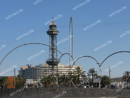 Seilbahnturm und Metallskulptur in Barcelona