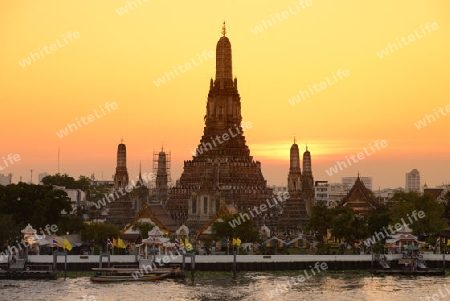 Die Tempelanlage des Wat Arun am Mae Nam Chao Phraya River in der Hauptstadt Bangkok von Thailand in Suedostasien.