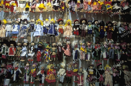 Spielpuppen in einem Geschaeft in der Altstadt von Prag der Hauptstadt der Tschechischen Republik.