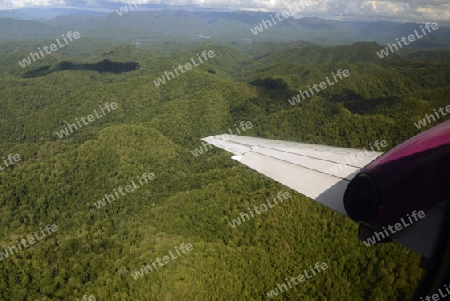 Sicht von einem Flugzeug auf dem Flug von Chiang Mai ins Dorf Mae Hong Son im norden von Thailand in Suedostasien.