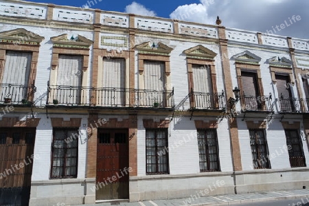 Weisse Hausfassade in Ronda, Andalusien