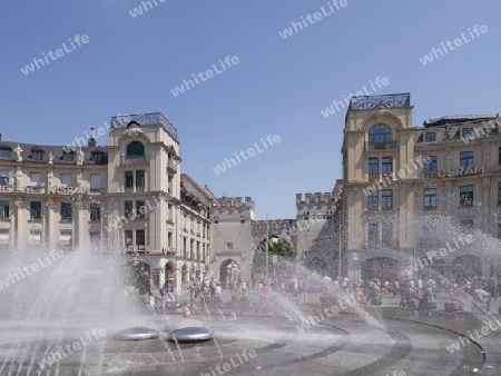 M?nchen - Stachus Springbrunnen mit Karlstor