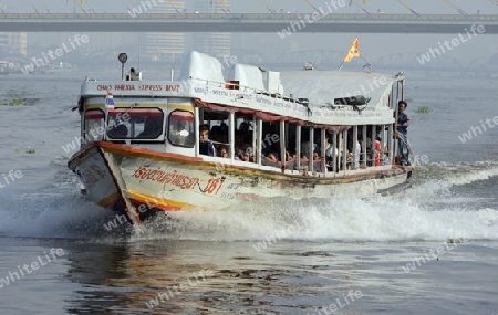 Ein Express Boot auf dem Mae Nam Chao Phraya River in der Hauptstadt Bangkok von Thailand in Suedostasien.