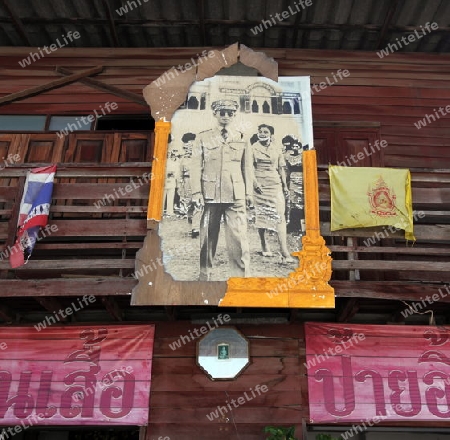 Ein Bild des Koenig Bhumibol Adelyadej von Thailand ist in der Stadt Chiang Rai im Norden von Thailand allgegenwertig.