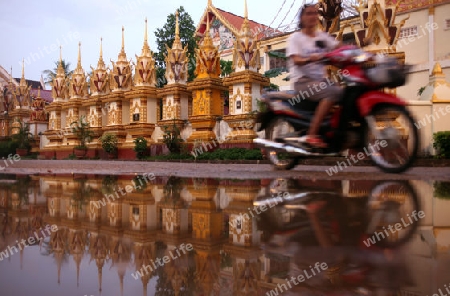 Der Tempel Wat Sainyaphum in der Stadt Savannahet in zentral Laos an der Grenze zu Thailand in Suedostasien.