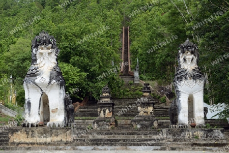 Der untere Teil des Tempel Wat Phra That Doi Kong Mu ueber dem Dorf Mae Hong Son im norden von Thailand in Suedostasien.