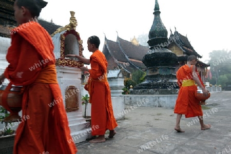 Moenche im Tempel Xieng Thong in der Altstadt von Luang Prabang in Zentrallaos von Laos in Suedostasien.  