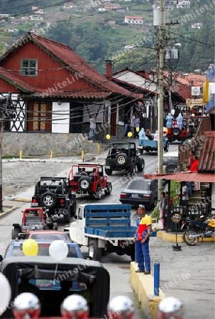 Suedamerika, Karibik, Venezuela, Colonia Tovar, Dorf, Bauernhaus, Deutsche Architektur, Kollonie, mitten im Nebelwald, Landwirtschaft, Auto, Alltag, Volksfest, Tracht, Deutsche Tracht, Kolonie aus dem Schwarzwald, Autokolone, Stau, Jeep, Verkehr, Umz