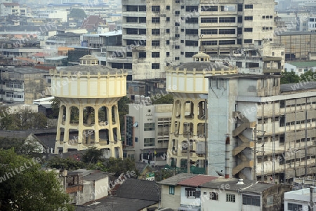 Die alten Wasser Tank dienen heute der feuerwehr aus Sicht der Tempelanlage des Goldenen Berg in der Hauptstadt Bangkok von Thailand in Suedostasien.