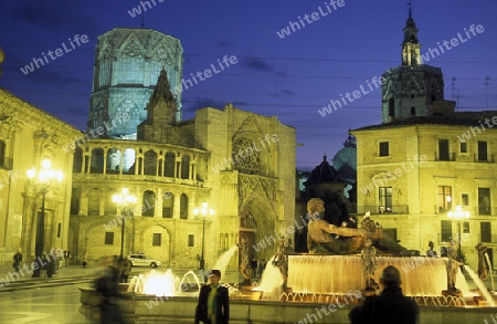  Der Brunnen auf dem Plaza de la Virgen in der Altstadt mit der Kathedrale im Hintergrund von Valencia in Spanien.  