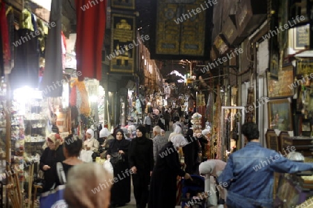 Eine Gasse mit Geschaeften im Souq in der Altstadt der Syrischen Hauptstadt Damaskus