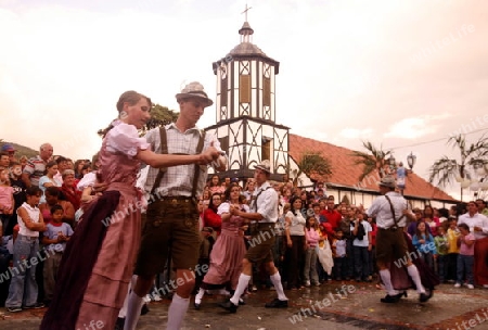 Amerika, Suedamerika, Venezuela, Deutsche Kolonie, Colonia Tovar, Bergdorf,  Das traditionelle Patronsfest des Heiligen Martin am Martinstag 11.November 2008 mit Deutschen Folkstaenzen und Deutschen Trachten im Bergdorf Colonia Tovar der ehemaligen