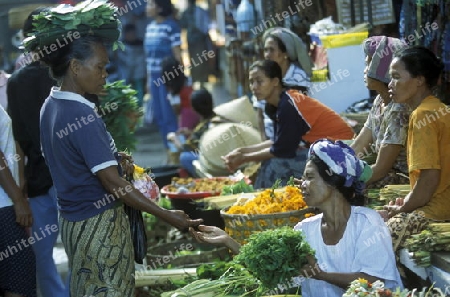 Menschen auf dem Markt in Ubud in Bali auf der Insel Bali in Indonesien.