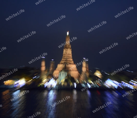 Die Tempelanlage des Wat Arun am Mae Nam Chao Phraya River in der Hauptstadt Bangkok von Thailand in Suedostasien.