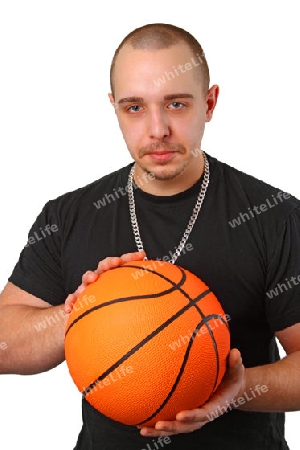 Junger Mann mit Basketball auf weissem Hintergrund