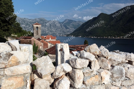 Das Dorf Persat in der Bucht von Kotor am Mittelmeer in Montenegro im Balkan in Europa.