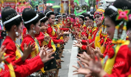 Menschen an der Festparade beim Bun Bang Fai oder Rocket Festival in Yasothon im Isan im Nordosten von Thailand. 