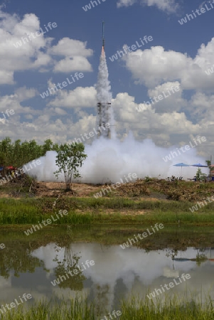 Eine Rackete startet beim traditioellen Raketenfest oder Bun Bang Fai oder Rocket Festival in Ban Si Than in der Provinz Amnat Charoen nordwestlich von Ubon Ratchathani im nordosten von Thailand in Suedostasien.