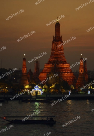 Die Tempelanlage des Wat Arun am Mae Nam Chao Phraya River in der Hauptstadt Bangkok von Thailand in Suedostasien.