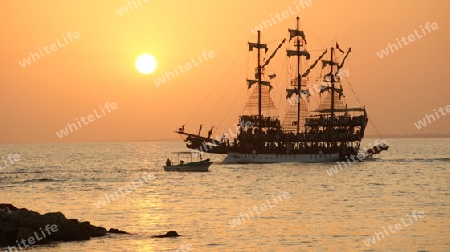 sonnenuntergang Schiff im Meer