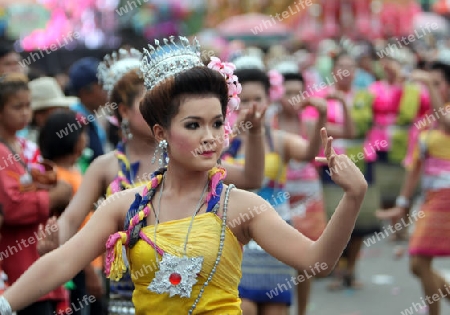 Eine traditionelle Tanz Gruppe zeigt sich an der Festparade beim Bun Bang Fai oder Rocket Festival in Yasothon im Isan im Nordosten von Thailand. 