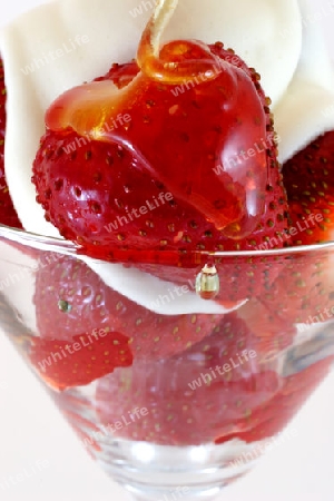 Strawberries with cream and honey