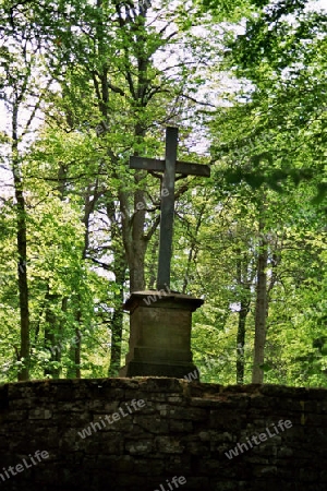 Kreuz in einer Ruine
