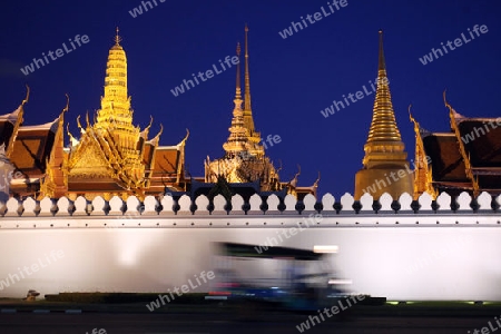 Das Tempelgelaende in der Abendstimmung mit dem Wat Phra Keo beim Koenigspalast im Historischen Zentrum der Hauptstadt Bangkok in Thailand. 