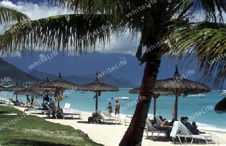 Ein Sandstrand an der Westkueste von Mauritius im Indischen Ozean. 