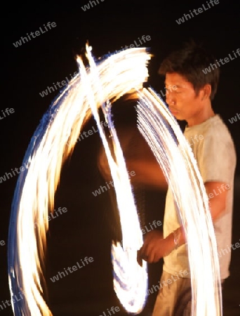 Ein Feuerkuenstler auf der Insel Ko Tao im Golf von Thailand im Suedwesten von Thailand in Suedostasien.  