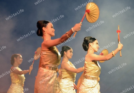 Taenzerinnen bei einem traditionellen Tanz im Santichaiprakan Park am Mae Nam Chao Phraya in der Hauptstadt Bangkok von Thailand in Suedostasien.