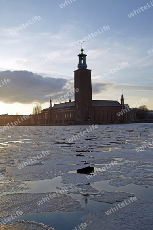 Winter in Stockholm, Schweden. Blick auf das Rathaus am Riddarfj?rden.