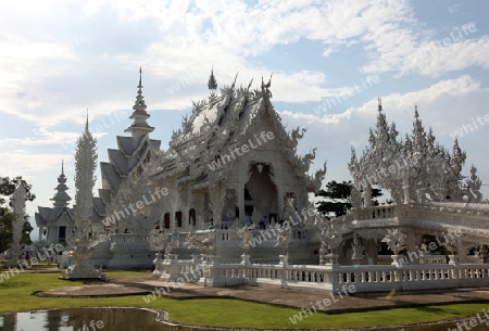 Der Tempel Wat Rong Khun 12 Km suedlich von Chiang Rai in der Provinz chiang Rai im Norden von Thailand in Suedostasien.