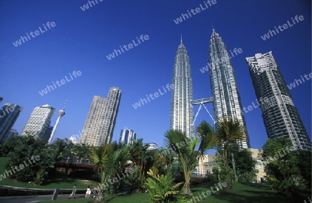 Die Petronas Twin Towers in der Hauptstadt Kuala Lumpur in Malaysia in Suedost Asien.