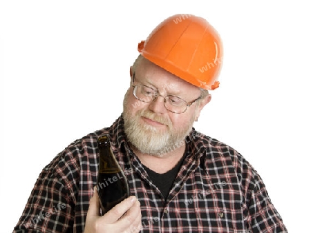 Mann mit Bierflasche auf hellem Hintergrund