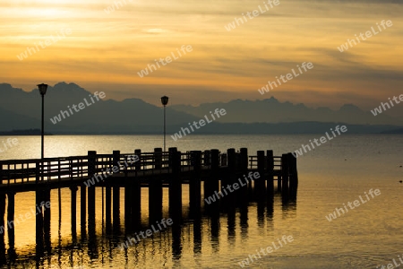 Steg am Chiemsee im Sonnenuntergang