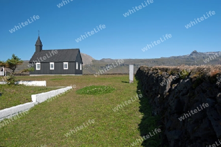 Der Westen Islands, die Kirche von Budir auf der S?dseite der Halbinsel Sn?fellsnes vor imposanter Bergkulisse