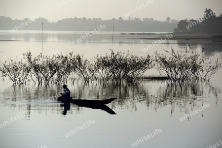 Ein Fischer auf dem See in Amnat Charoen im Isan im osten von Thailand,