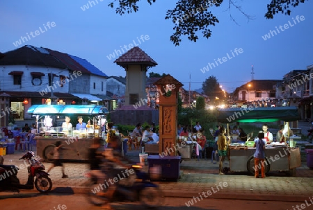 Das Altstadt Zentrum mit dem Nachtmarkt Platz am Grenzfluss Mekong River in der Stadt Tha Khaek in zentral Laos an der Grenze zu Thailand in Suedostasien.