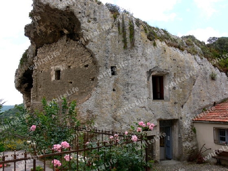 Erstaunliches Felsenhaus