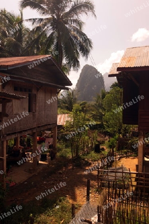 Die Landschaft bei Vang Vieng in der Bergregion der Nationalstrasse 13 zwischen Vang Vieng und Luang Prabang in Zentrallaos von Laos in Suedostasien