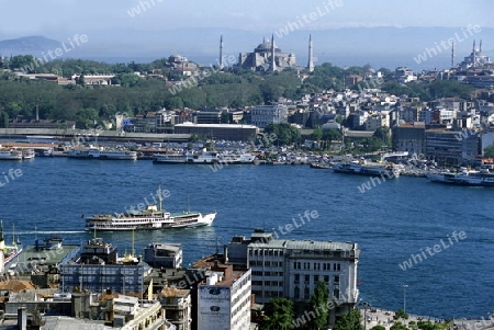 Die Skyline von Galatasaray auf den Bosphorus in Istanbul in der Tuerkey.