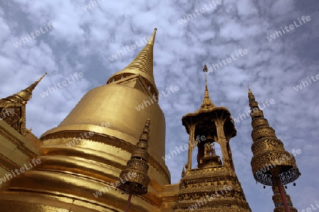 Der Chedi Phra Si Rattana im Wat Phra Keo im Tempelgelaende beim Koenigspalast im Historischen Zentrum der Hauptstadt Bangkok in Thailand. 