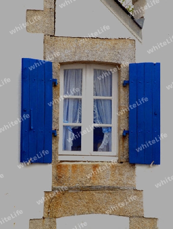 Fenster mit blauen Laeden