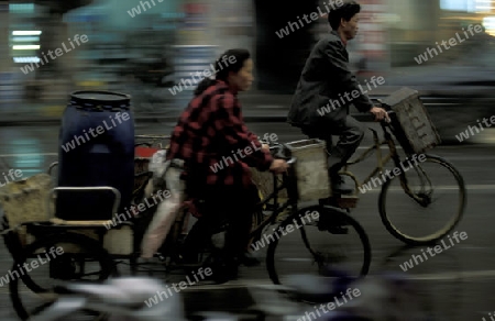 a mainroad with a bicycle in the city of Chengdu in the provinz Sichuan in centrall China.