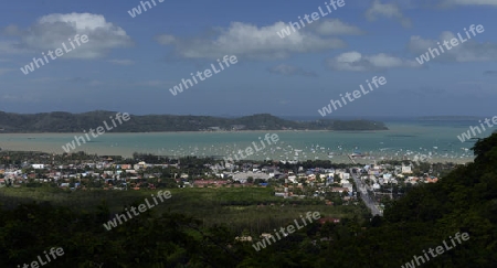 Die Sicht von den Bergen nach Chalong im sueden der Insel Phuket im sueden von Thailand in Suedostasien.