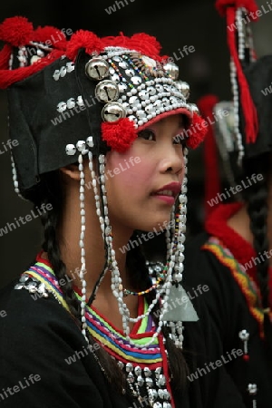 Traditionelle Taenzerinnen tanzen beim Wat Phra That Doi Suthep Tempel in Chiang Mai im Norden von Thailand