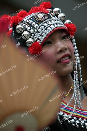 Traditionelle Taenzerinnen tanzen beim Wat Phra That Doi Suthep Tempel in Chiang Mai im Norden von Thailand.