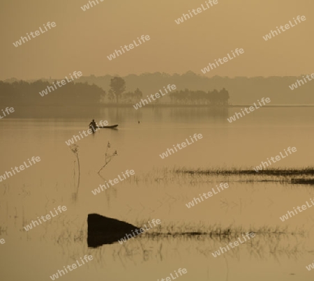 Ein Fischer auf dem See in Amnat Charoen im Isan im osten von Thailand,